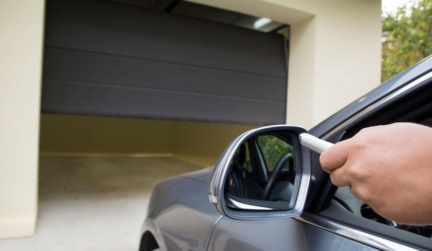 بستن قفل دستی درب کرکره برقی پارکینگ